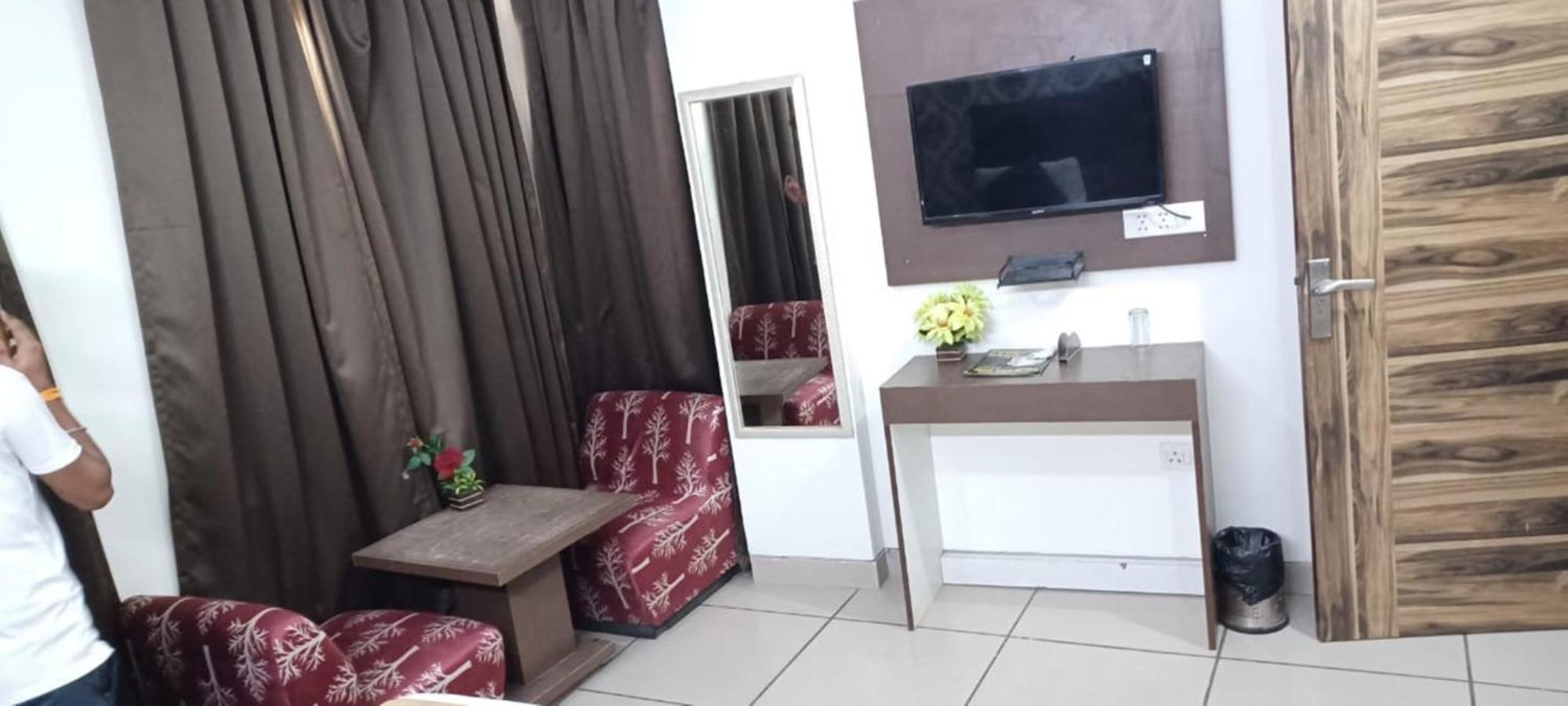 Hotel Aerocity Golden Close To New Delhi Airport Nova Deli Exterior foto